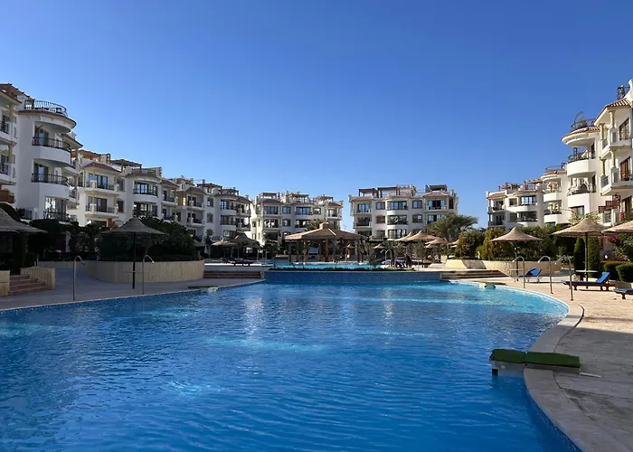Hills 3br With Pool View And Free Access